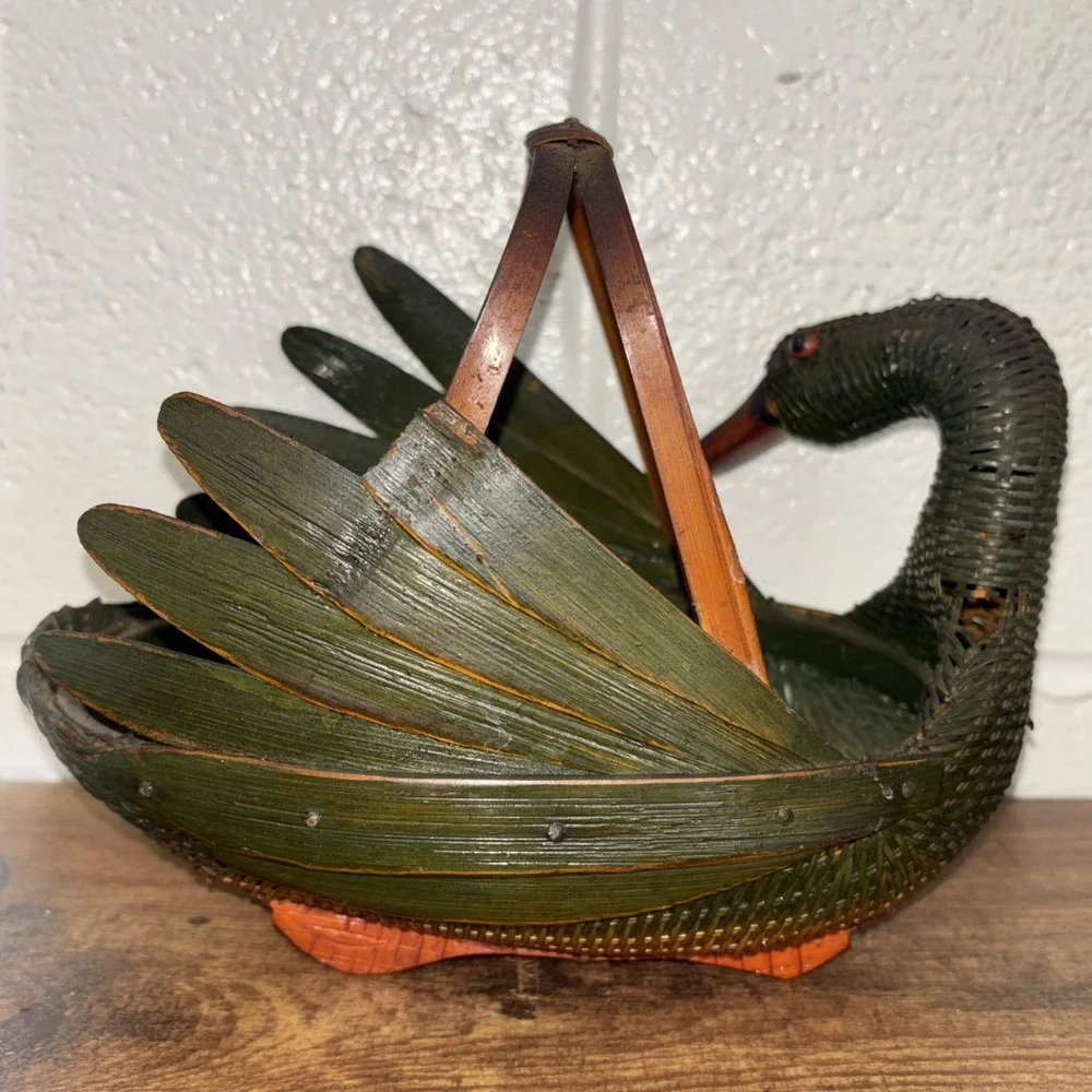 Vtg Ben Rickert Inc. Green Woven Wicker Swan/Duck Bamboo Basket Zhejiang China